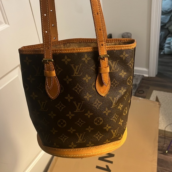 Selling a Louis Vuitton, two of them. - Picture 16 of 16